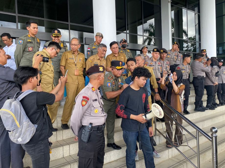 AKSI SOLMADAPAR MENUNTUT HENTIKAN PERTAMBANGAN EMAS TANPA IZIN (PETI) DI KALIMANTAN BARAT