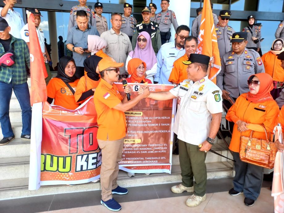 AKSI MASSA PARTAI BURUH DI KANTOR GUBERNUR KALBAR MENUNTUT PERUBAHAN KEBIJAKAN PEMERINTAH PUSAT